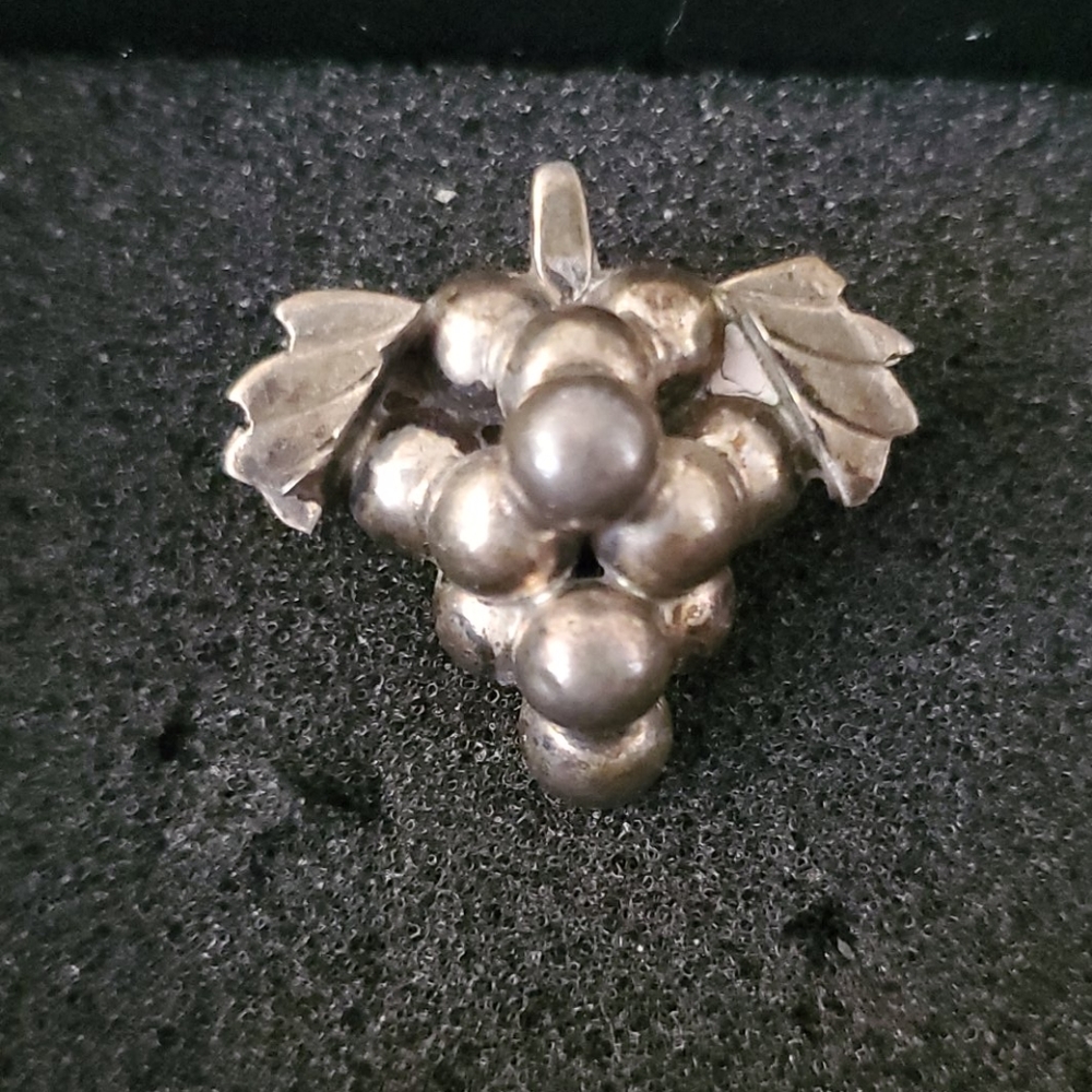 VINTAGE STERLING SILVER GRAPE PIN
